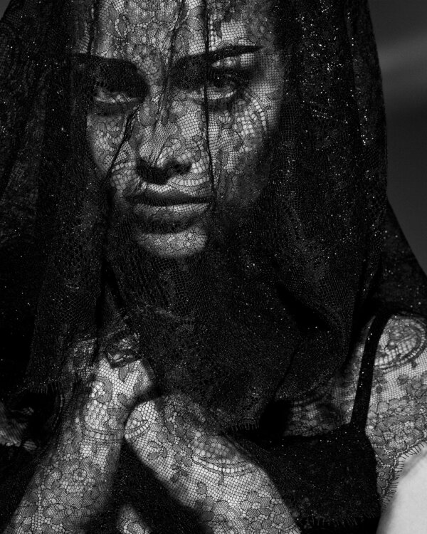 Chiaroscuro Gaze